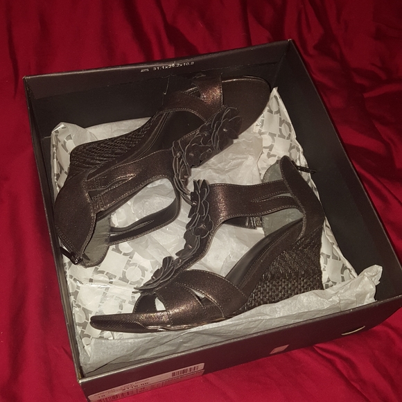 Kenneth Cole Reaction Metallic Wedge Sandals 10 - Picture 11 of 11